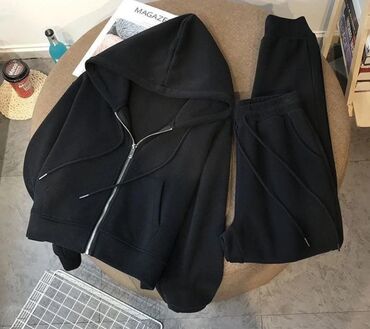 Спортивные костюмы: Спортивный костюм черного цвета (двойка). - Толстовка с капюшоном на