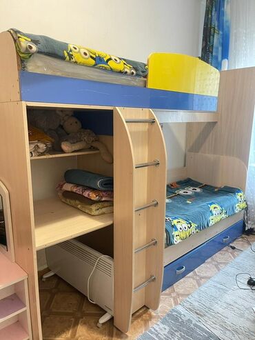 детские двухъярусные кровати со столом: Многофункциональная детская кровать-чердак, выполненная в светлых