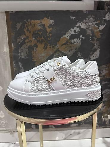 Patike: Predobre patike 
Vel 36 do 40 
Cena 4500 din — 29