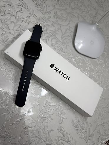 Apple Watch: Apple Watch SE 3— умные часы в темном синим цвете с темно‑синим — 1