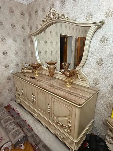 Qonaq otağı dəstləri: Klassik üslubda dəst mebel – qonaq otağı üçün tam komplekt. Tərkibi — 4
