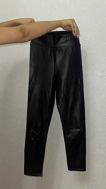 Джинсы и брюки: Qadın üçün qara eko‑dəri leggings - Rəng: qara, yüngül parıltılı - — 1