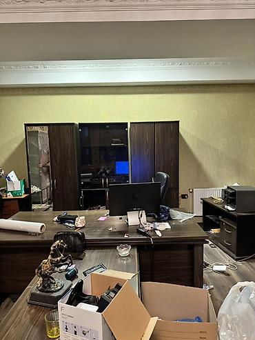Ofis mebel dəsti Tərkibi: - Direktor masası: geniş L formalı iş