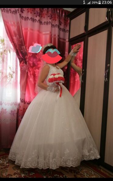 Личные вещи: Продаю свадебное платье есть перчатка и шуба за 2000 сом