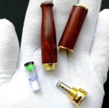 Зажигалки: Элегантный мундштук для сигарет, выполненный в темных тонах, с — 5