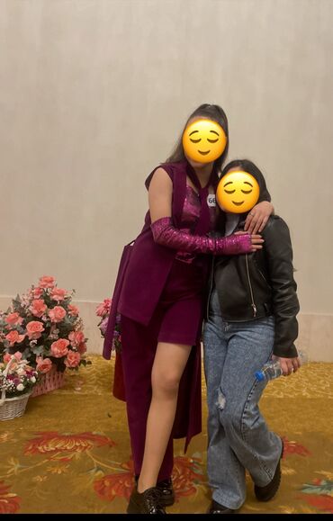 Dəstlər, kostyumlar: 200azn tikilib 50azina satilir birdefe sehnede geyinilib