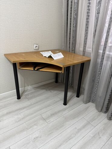 детский школьный стол: Угловой компьютерный стол. - Форма: трапециевидная столешница для