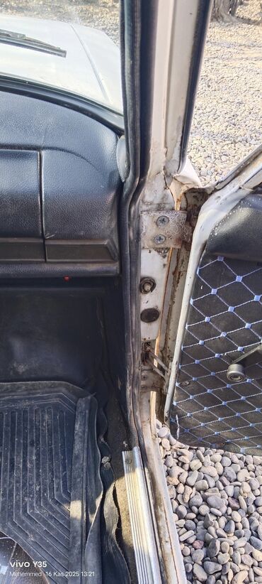 VAZ (LADA): VAZ 2106 (klassik “Jiguli”) – ağ rəngli sedan Xarici: - Dördgöz ön — 5