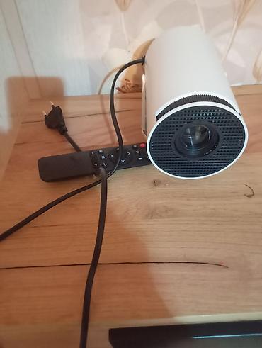 Smart mini proyektor – kompakt silindrik dizayn, ağ korpus və ön