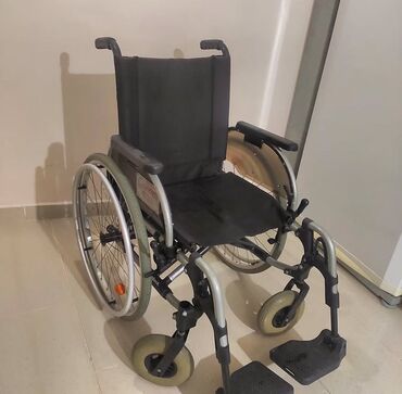 Tibbi geyim: Yüngül metal karkaslı manual əlil arabası - Geniş və rahat oturacaq