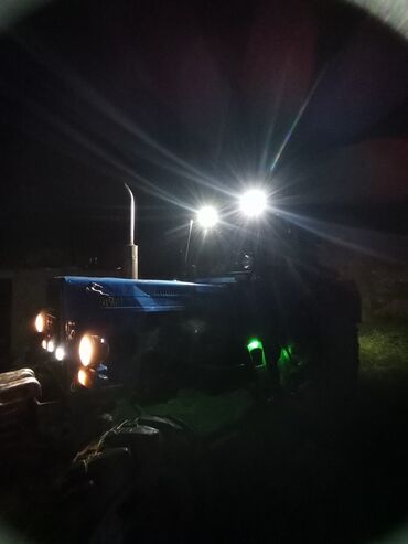 Тракторы МТЗ (Беларус): Трактор Беларус МТЗ 82.1 синего цвета,4x4 отличная передний привод — 4