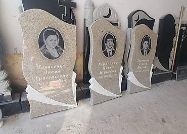 могильные оградки: Памятники из красного гранита с фотокерамикой - Материал: натуральный — 4