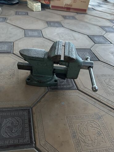 Тиски: 4 штук Тиски СССР Две маленькие! По 4000 сом Один средний. 8000сом — 8