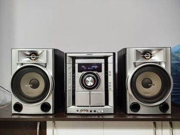 динамик на авто: Продаю SONY музыкальный центр есть AUX. есть и другие муз центры