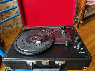 Markalar: Kompakt portativ vinil pikap – çamadan tipli korpusda. - Daxili
