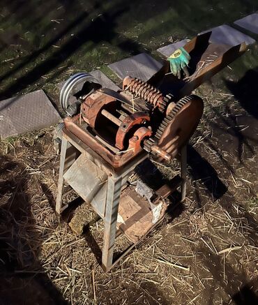 мтз сельхозтехника: Продаю дробилку советскую 1994 года с мотором 1вазакрышка есть