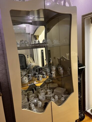 Asılqanlar: Açılan, 2 qapılı Düz dolab, Qorka