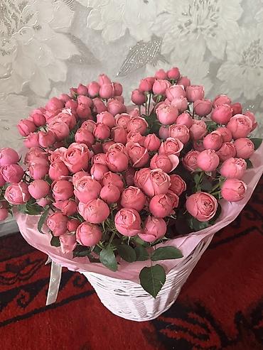 корзины на той: Пышная композиция из розовых кустовых роз в нежной упаковке — 2