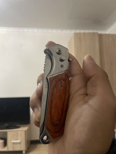 концелярский нож: Нож из стали и рукоятка из дерева. Идеально подойдет для подарка