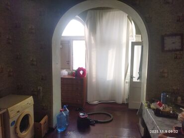 Uzunmüddətli kirayə mənzillər: Mənzil – Suvəlanda, 3 mərtəbəli evin 3 cü mərtəbəsində. 2 otaqlı — 1