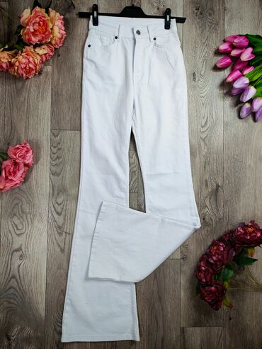 Bele ženske farmerke klasičnog kroja sa širokim nogavicama. Pantalone