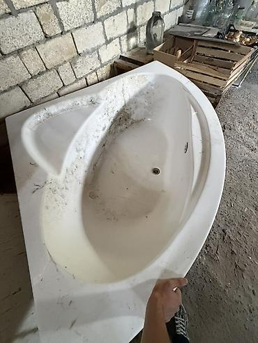sintepon material: Akril künc vanna (asimmetrik), ağ rəngdə. Xüsusiyyətlər: - Künc — 1