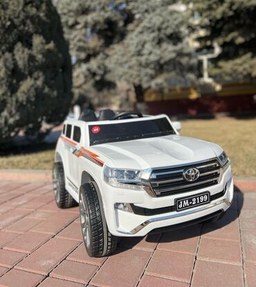savet maşınları: Uşaq elektromobili yeni buraxılış Toyota Land Cruiser 200 qara Brend
