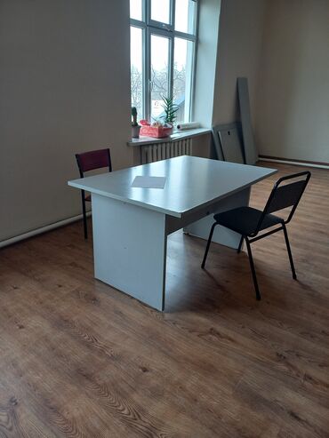 стол для компа: Комплект офисной мебели, Стол, цвет - Серый, Б/у