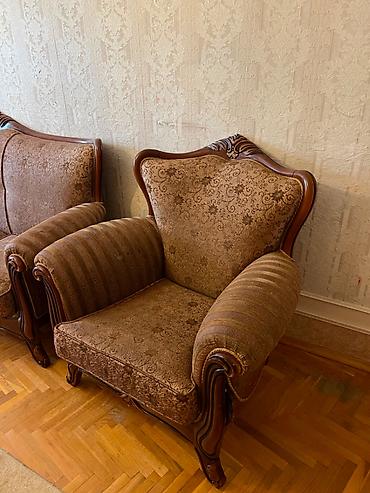 divan islenmis: Klassik üslublu yumşaq mebel dəsti Tərkibi: - 3 nəfərlik divan - 2 — 4