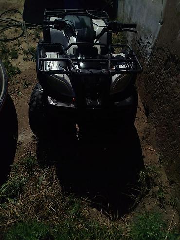 satılık atv: ATV kvadrosikl – ağ/qara rəngdə, tam ölçülü off-road model — 4
