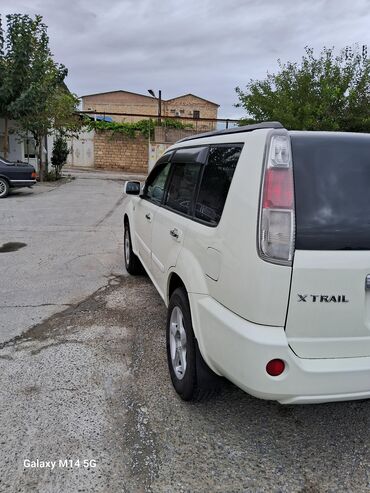 Nissan: Ağ rəngli kompakt krossover/SUV. Xüsusiyyətlər: - Kuzov: 5 qapılı — 11