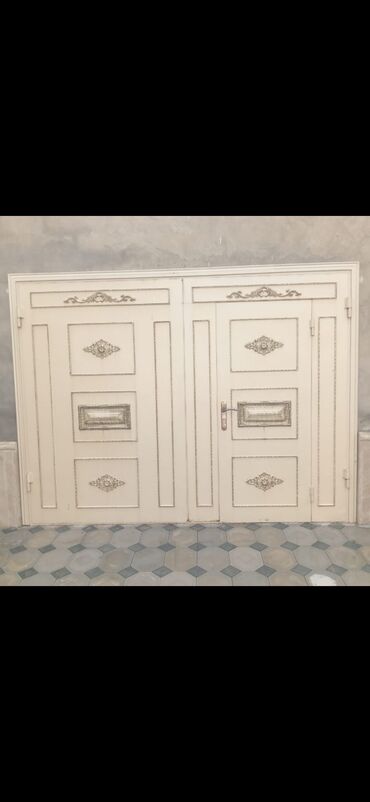 Входные двери: Darvaza satılır. Ölçü 3x2.8 5 aydır alınıb. Satılır 700 manata. Ünvan
