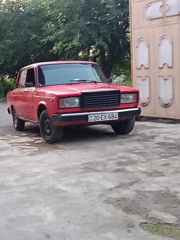 vaz 2107 tekeri: Qırmızı rəngli sedan avtomobil Xüsusiyyətlər:idyaldr otur sur - — 1