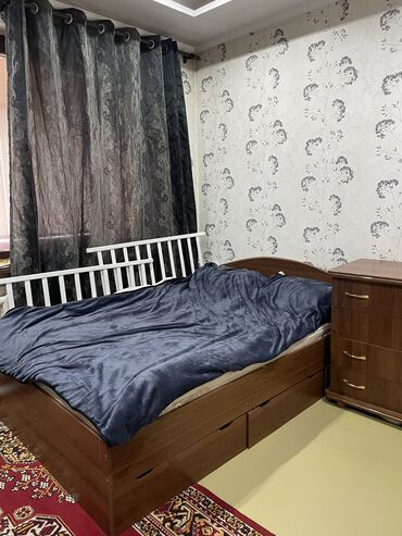 Кровати: Двуспальная кровать, Б/у, С матрасом, Дерево, длина - 200 см