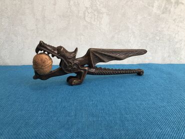 Sikkələr: 2 ci sekil. 10 manat 
3 ci sekil. 25 manat 
4 ci sekil. 30 manat — 18