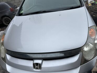 лобовое стекло хонда стрим: Автомобиль Honda Stream в серебристом цвете, представленный спереди