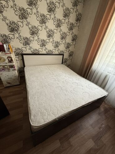 купить двуспальную кровать с матрасом: Кровать с матрасом, выполненная в темных тонах с контрастным светлым