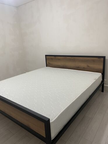 Односпальные кровати: Кровать с прочным металлическим каркасом и изголовьем из — 4