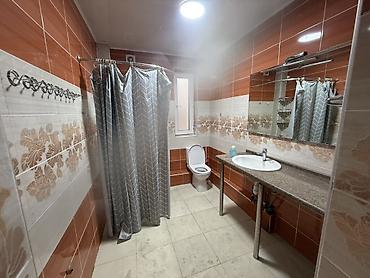 частный дом без хозяина: 🏡 Сдаётся просторный двухэтажный частный дом 📐 Дом — 180 м² 🌿 Участок — 4