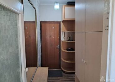 срочно продаётся 1 комнатная квартира в районе ошского рынка по улице молодая гвардия токтогула: 1 комната, 38 м², 106 серия, 7 этаж, Евроремонт
