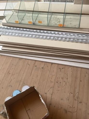 vitrin panel: Vitrinlər və jdivar rəfləri dəsti. Müxtəlif ölçülü şüşə vitrinlər