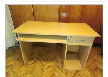 police za kozmetiku: Desks, Rectangle, Plywood, Used