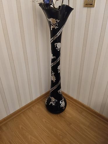 qara gül: Bir vaza, Keramika — 1