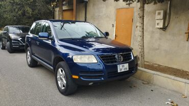 Tünd göy rəngdə Volkswagen Touareg. Maşın saz vəziyətdədir heçbir
