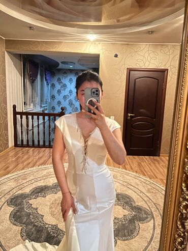 скромное платье: Свадебное, платье рыбка, размер S-M. Шила на заказ за 18000, но не