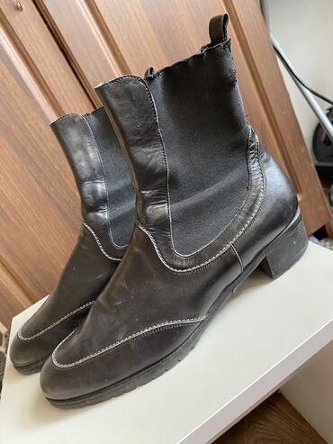 обувь женские бу: Сальваторе Феррагамо женские ботинки ИТАЛИЯ размер 39-40 кожанные