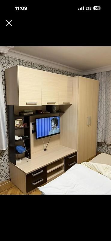 stendlər: Qonaq otağı və ya yataq otağı üçün çoxfunksiyalı mebel dəsti. Dəstə TV — 1