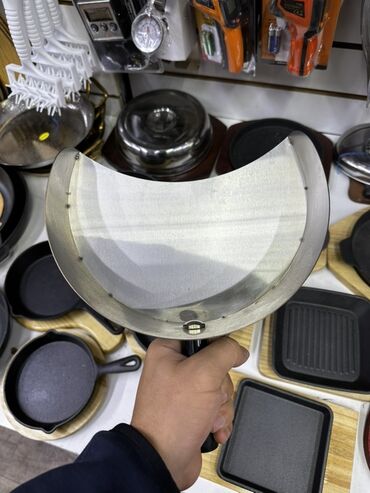 нож для пиццы: Поварской полукруглый нож-качалка (mezzaluna) с одной ручкой. -