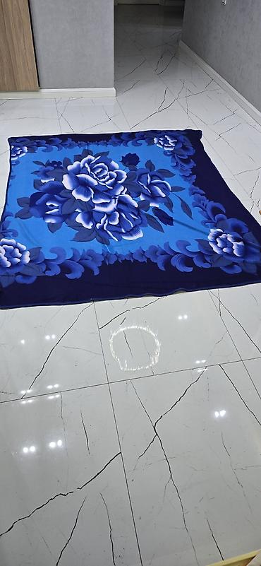 örtü: Mavi çalarların hakim olduğu iri güllü naxışlı örtük/pled. - Material — 1