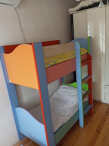 divan ve kreslo: Uşaq üçün iki mərtəbəli çarpayı - Rəngarəng dizayn: mavi, narıncı — 1
